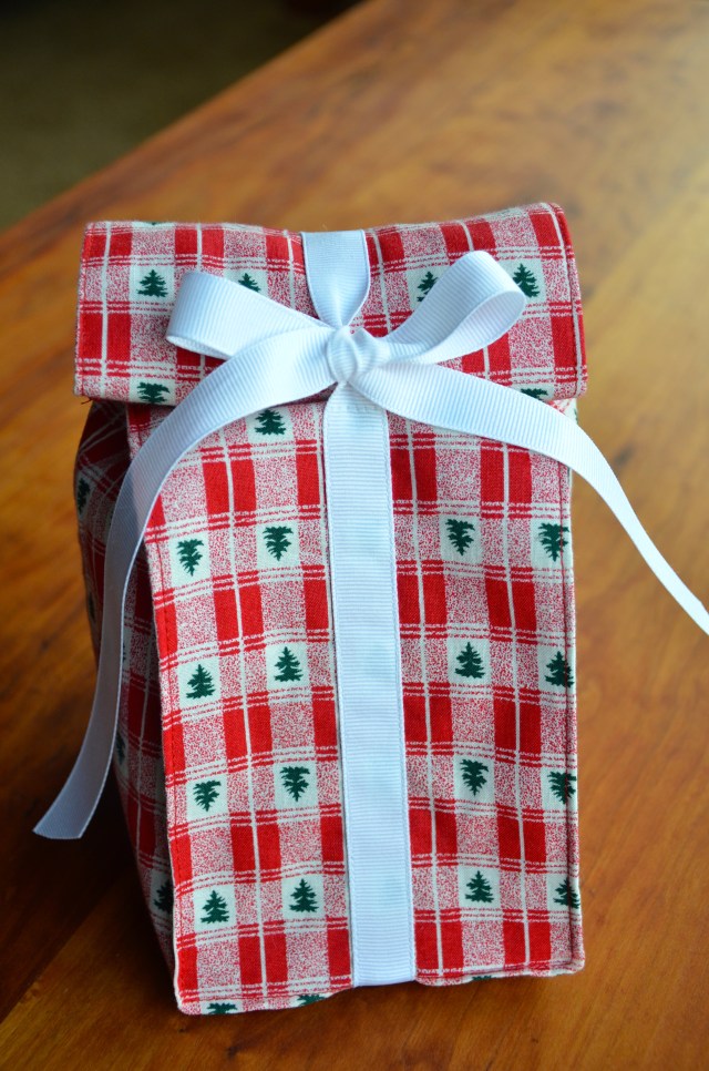 Trim-Tied Gift Bag @ Sewfrench